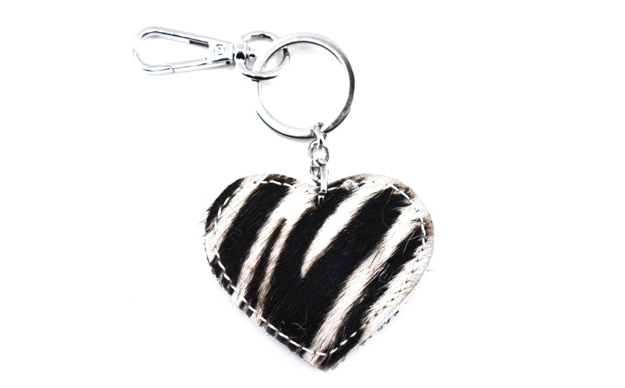 Přívěšek srdíčko na kabelku nebo  klíče z pravé kůže - černobílá