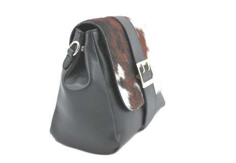 Dámská kožená kabelka s klopnou Arteddy - černá