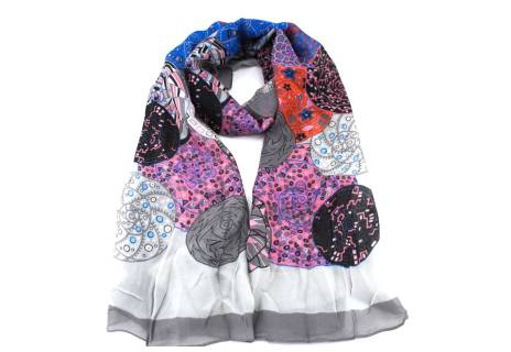 Moderní hedvábný dámský šátek