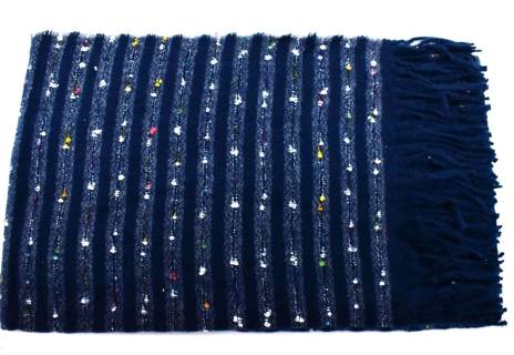 Moderní dámská šála s třásněmi