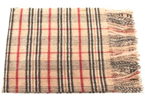 Károvaná šála s třásněmi