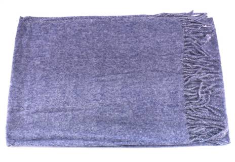 Moderní  jednobarevná šála s třásněmi