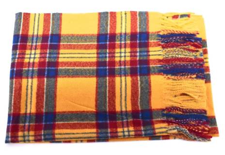 Károvaná šála s třásněmi