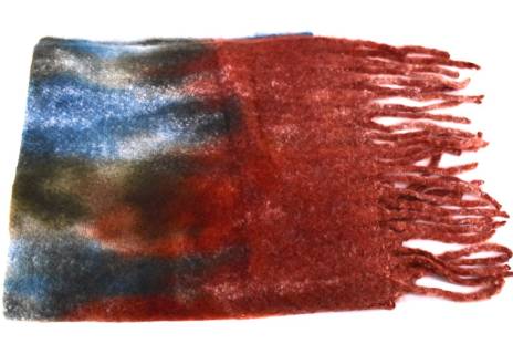 Moderní teplá šála s třásněmi