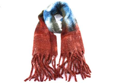 Moderní teplá šála s třásněmi