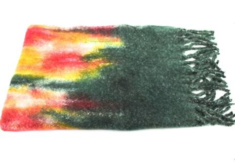 Moderní teplá šála s třásněmi