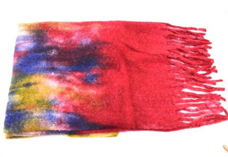 Moderní teplá šála s třásněmi