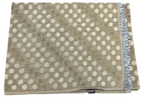 Moderní šála s puntíky
