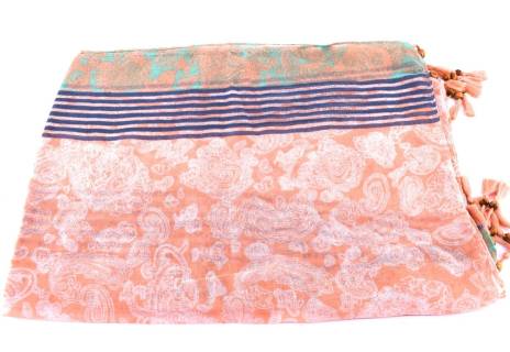 Dámský šátek s kašmírovým vzorem Arteddy - lososová