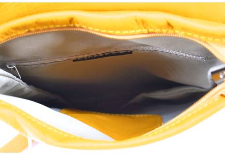 Dámská kožená crossbody kabelka s klopnou Arteddy