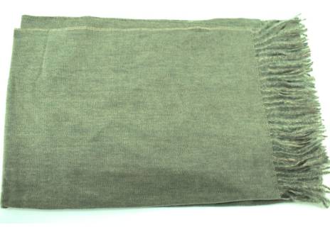 Moderní  jednobarevná šála s třásněmi