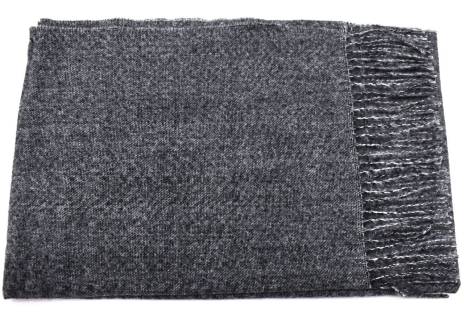 Moderní  jednobarevná šála s třásněmi