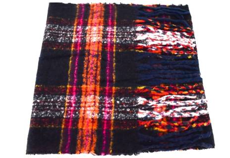 Károvaná šála s třásněmi