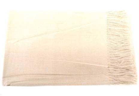 Moderní  jednobarevná šála s třásněmi