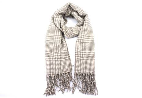 Károvaná šála s třásněmi