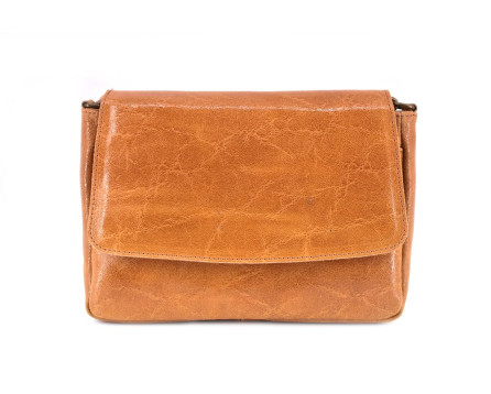 Dámská kožená kabelka s klopnou Arteddy - camel